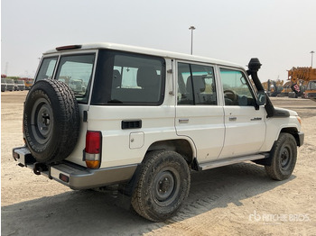 Terepjáró/ SUV 2011 Toyota Land Cruiser LX 76R 4x4 SUV: 4 kép.