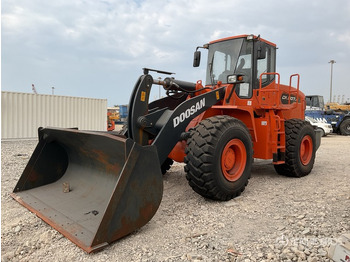 Gumikerekes homlokrakodó DOOSAN