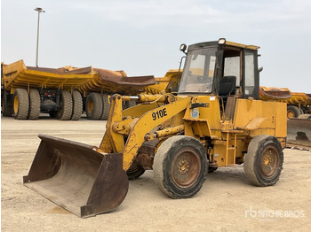 Gumikerekes homlokrakodó CATERPILLAR 910