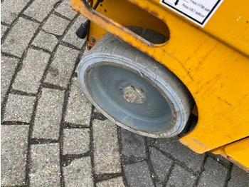 Ollós emelő Haulotte Compact 14: 5 kép. Ollós emelő Haulotte Compact 14: 5 kép.