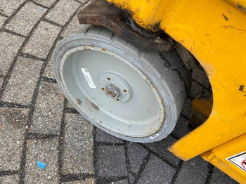 Ollós emelő Haulotte Compact 14: 3 kép. Ollós emelő Haulotte Compact 14: 3 kép.