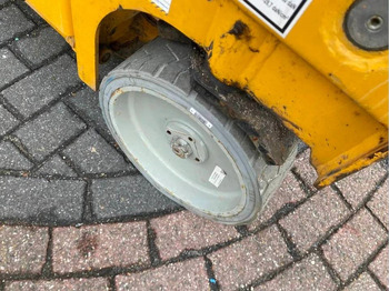 Ollós emelő Haulotte Compact 14: 4 kép. Ollós emelő Haulotte Compact 14: 4 kép.