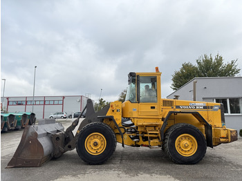 Gumikerekes homlokrakodó VOLVO L90C