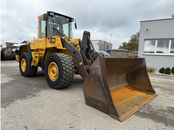 Gumikerekes homlokrakodó Volvo L 90 C (111728): 5 kép.