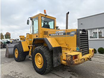 Gumikerekes homlokrakodó Volvo L 90 C (111728): 3 kép.