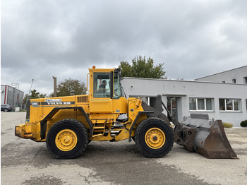 Gumikerekes homlokrakodó Volvo L 90 C (111728): 4 kép.