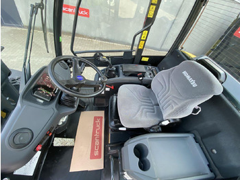 Derékcsuklós rakodó Komatsu WA70M-8EO: 3 kép.