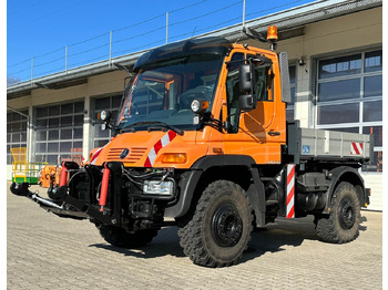 Billenőplatós teherautó UNIMOG U400