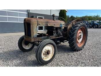 Fordson Major Motoren mangler, men mange god dele.  lízing Fordson Major Motoren mangler, men mange god dele.: 3 kép.