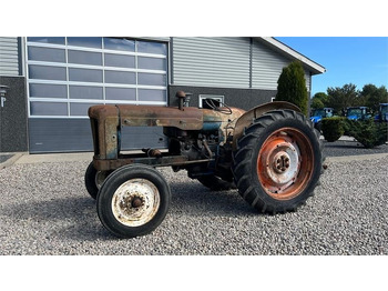 Fordson Major Motoren mangler, men mange god dele.  lízing Fordson Major Motoren mangler, men mange god dele.: 2 kép.