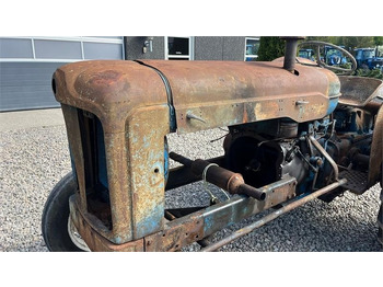 Fordson Major Motoren mangler, men mange god dele.  lízing Fordson Major Motoren mangler, men mange god dele.: 4 kép.