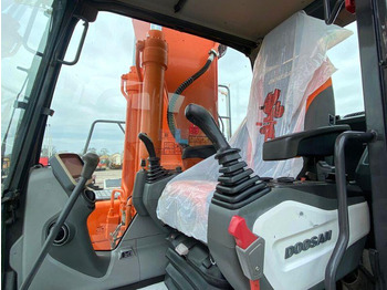 Lánctalpas kotró Doosan DX 225 LC: 5 kép.