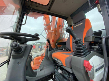 Gumikerekes kotró Doosan DX160: 5 kép. Gumikerekes kotró Doosan DX160: 5 kép.