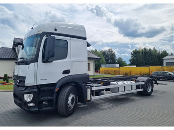 Ponyvás teherautó MERCEDES-BENZ Actros 1836