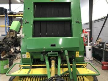 Kocka bálázó John Deere 590: 3 kép.