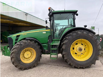 Traktor John Deere 8230: 3 kép.