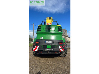 Önjáró szecskázógép John Deere 8400: 4 kép. Önjáró szecskázógép John Deere 8400: 4 kép.