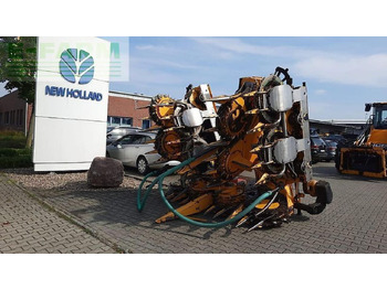 Takarmánybetakarító gép NEW HOLLAND