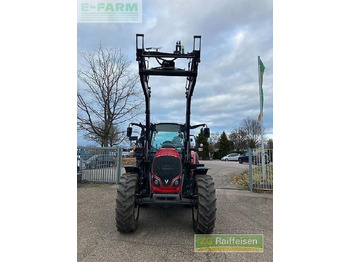 Traktor Valtra a104 mit frontlader: 2 kép.