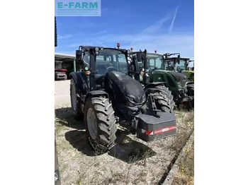 Traktor VALTRA