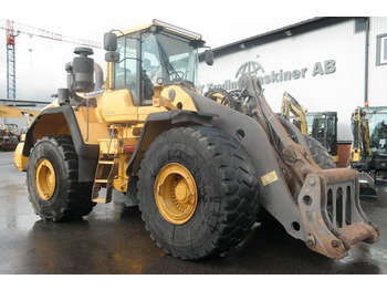 Gumikerekes homlokrakodó VOLVO L220G
