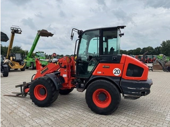 Gumikerekes homlokrakodó KUBOTA R090