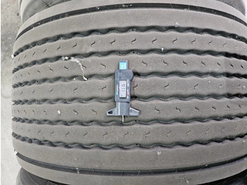 Gumiabroncs - Teherautó Michelin 50x 445/45R19.5: 3 kép. Gumiabroncs - Teherautó Michelin 50x 445/45R19.5: 3 kép.