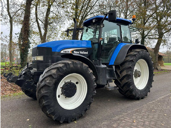Traktor NEW HOLLAND