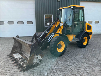 Gumikerekes homlokrakodó JCB 406