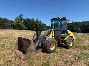 Gumikerekes homlokrakodó NEW HOLLAND