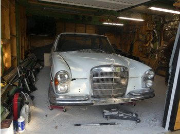Autó MERCEDES-BENZ