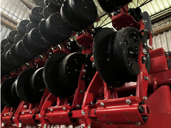 Precíziós vetőgép Horsch Maestro 18 SX: 4 kép. Precíziós vetőgép Horsch Maestro 18 SX: 4 kép.
