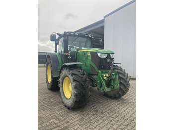 Traktor John Deere 6170R: 2 kép. Traktor John Deere 6170R: 2 kép.