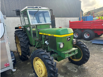 Traktor John Deere 2130 4WD: 2 kép.