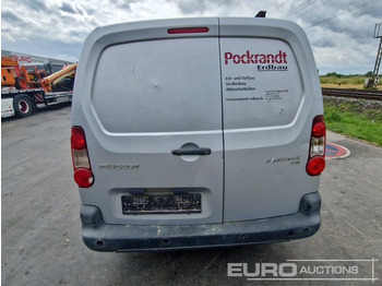 Kis furgon Peugeot Partner: 4 kép.