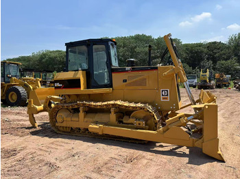 Buldózer CAT D6G: 2 kép. Buldózer CAT D6G: 2 kép.