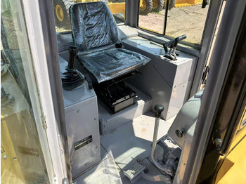 Buldózer CAT D6G: 5 kép. Buldózer CAT D6G: 5 kép.