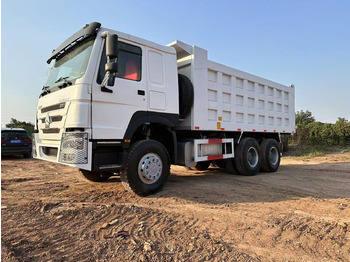 Billenőplatós teherautó a következők szállításához silózás SINOTRUK HOWO 371hp 6x4: 3 kép.