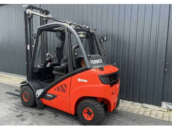 Gázüzemű targonca Linde H25T-02: 3 kép. Gázüzemű targonca Linde H25T-02: 3 kép.