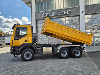 Billenőplatós teherautó Iveco Trakker AD380T50 6x4 Kipper/SZM Wechselsystem: 4 kép. Billenőplatós teherautó Iveco Trakker AD380T50 6x4 Kipper/SZM Wechselsystem: 4 kép.