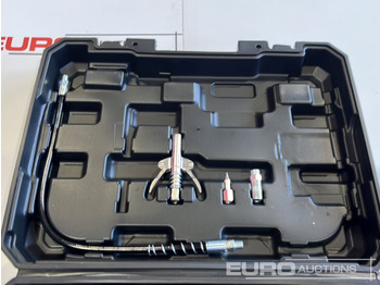 Építőipari berendezések Boss 21 Volt Lithium Battery Cordless Grease Gun, 2 Batteries, Charger, Case, Shoulder Strap, Extension Pieces and Fittings: 3 kép.