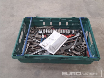 Garázs felszerelés Crate of Misc Tool, Spanner, Screwdrivers etc: 4 kép.