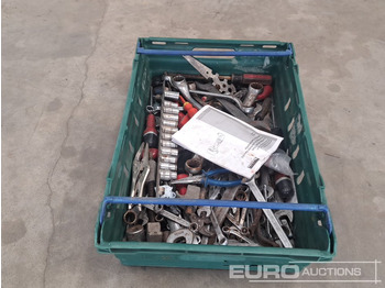 Garázs felszerelés Crate of Misc Tool, Spanner, Screwdrivers etc: 2 kép.