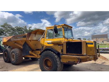 Csuklós dömper Volvo A25C: 2 kép.