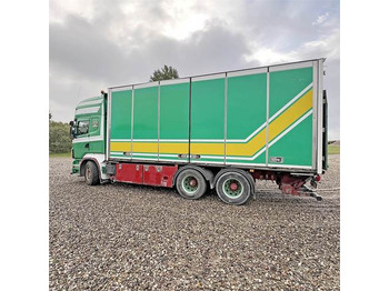 Dobozos felépítményű teherautó Scania R500: 2 kép.