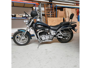 Motorkerékpár Suzuki Marauder VZ 800: 2 kép. Motorkerékpár Suzuki Marauder VZ 800: 2 kép.