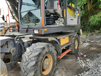 Gumikerekes kotró Volvo EW 160E: 5 kép.