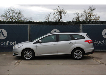 Szedán Ford Focus: 2 kép. Szedán Ford Focus: 2 kép.