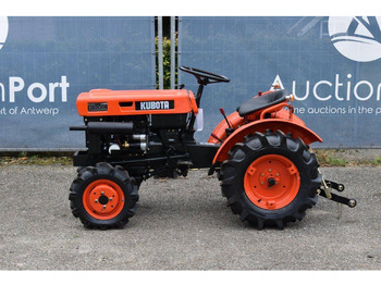 Traktor Kubota B5000: 2 kép. Traktor Kubota B5000: 2 kép.