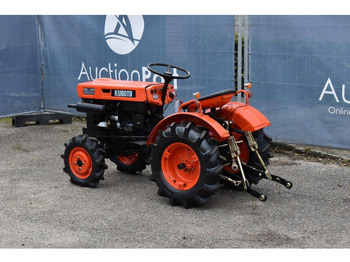 Traktor Kubota B5000: 3 kép. Traktor Kubota B5000: 3 kép.